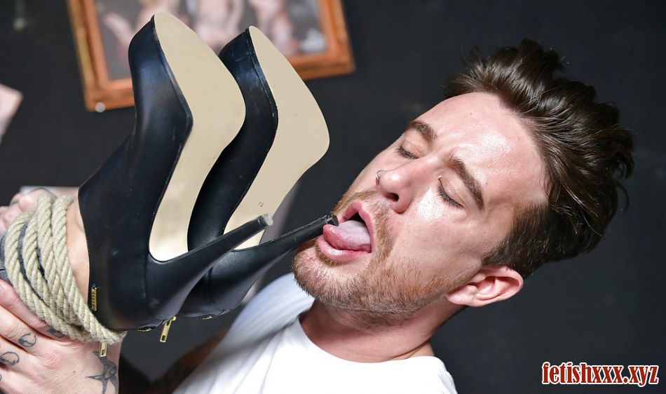 мужик лижет каблуки у девушки