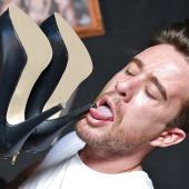 мужик лижет каблуки у девушки